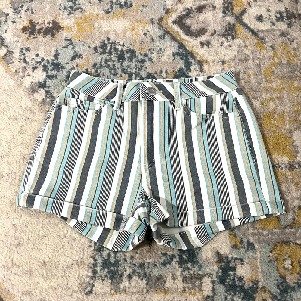 High Rise Curvy Shorts - Picture 3 of 6